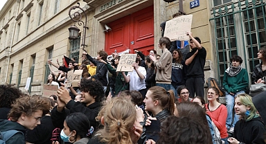 Fransa'da Woke Dini Mensupları, AP Seçimlerinde Yükselen Sağı Protesto Etti