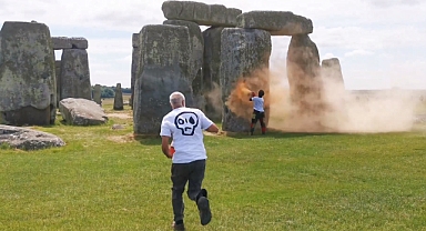 İklim Teröristleri 5 Bin Yıllık Stonehenge'e Saldırdı 