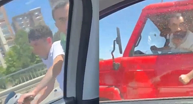 İstanbul Kartal'da Bir Kamyonet Sürücüsü Şehir Eşkıyalığına Soyundu: Sinirlendiği Otomobil Sürücüsünü Trafikte Sıkıştırıp Tehdit Etti