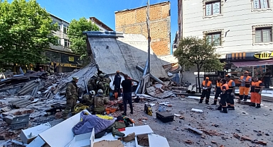 İstanbul Küçükçekmece'de Bina Çöktü: Enkaz Altında Kalanlar Var