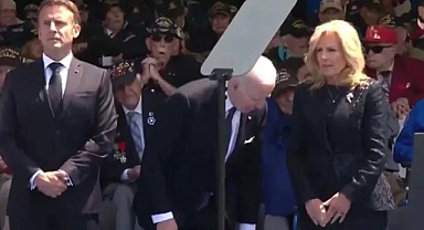 Joe Biden Olmayan Sandalyeye Oturmaya Çalıştı