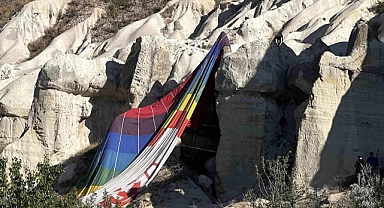 Kapadokya'da Uçan Bir Balon Düştü: Ters Rüzgara Kapılan Balon, Kayalıklara Çarparak Durabildi