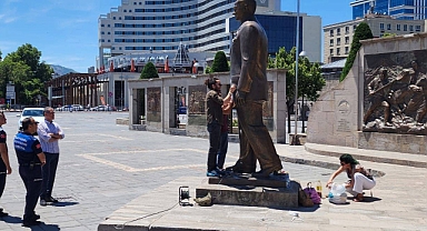 Kayseri'de Atatürk Anıtı'na Saldıran İki Mürteci Meczup Tutuklandı