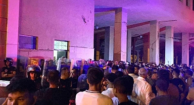 Kayseri'de Suriyeli Sığınmacı Küçük Çocuğu İstismar Etti: Sokağa Dökülen Mahalleli İş Yerlerini Ateşe Verdi, Suriyelilerin Araçları Kepçeyle Ezildi