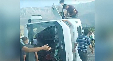 Mersin'de Karşı Şeride Geçen Otobüs Kaza Yaptı: 2 Ölü, 35 Yaralı 