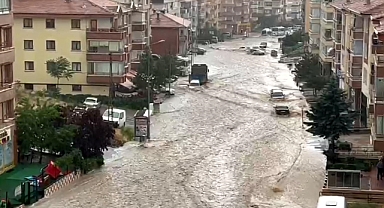 Meteorolojiden 'Kuvvetli Yağış Uyarısı' Yapılmıştı: Ankara'yı Sel Vurdu