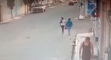 Şanlıurfa'da Hızla Koşan Köpekler, Yolda Yürüyen İki Kadına Araba Gibi Çarptı