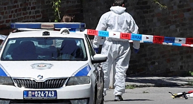 Sırbistan'dakj İsrail Büyükelçiliği Önünde Bir Polis Memuru Tatar Yayı ile Vuruldu