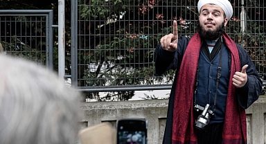 Tebliğciler Yine Şov Peşinde: Galata Sokaklarında 'Kısa Giyinmek Haram' Vaazları Verip İnsanları Taciz Ettiler