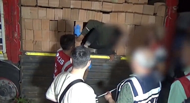 TIR Dorsesinde Tuğlalar Arasına Yapılmış Bölmeden 27 Afgan, 2 Bangladeş, 1 Pakistan Uyruklu 30 Kaçak Çıktı 