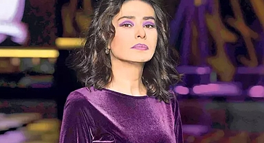 Yıldız Tilbe, Bodrum Antik Tiyatro'da Verdiği Konserde Lahitin Üzerine Çıkmaya Çalıştı: Güvenlik Görevlileri Tarafından Engellendi