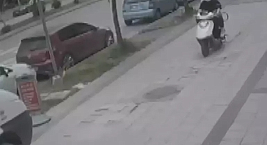 Adana'da Bozuk Kaldırım Kazası: Motosiklet Takla Attı, İki Kişi Yaralandı