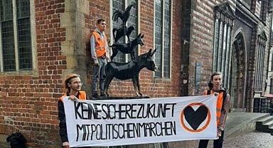 Almanya'da İklim Teröristleri Bremen Mızıkacıları Heykeline Saldırdı