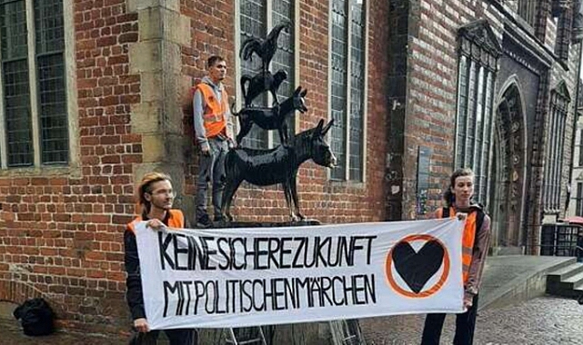 Almanya'da İklim Teröristleri Bremen Mızıkacıları Heykeline Saldırdı
