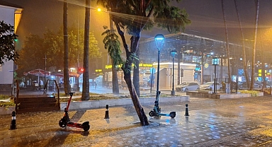 Antalya'da Şiddetli Yağış Vatandaşlara Korku Dolu Anlar Yaşattı: Camlar Patladı, Ağaçlar Devrildi