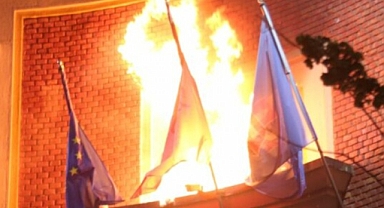 Arnavutluk'ta Hükümet Karşıtı Protesto: Başbakanlık Binası Ateşe Verildi