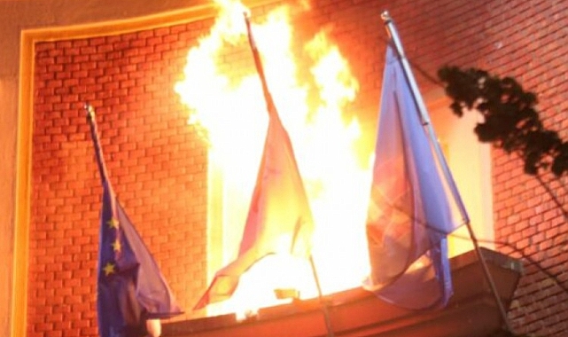 Arnavutluk'ta Hükümet Karşıtı Protesto: Başbakanlık Binası Ateşe Verildi