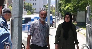 Atatürk Anıtı'na Saldıran Mürteci Meczupların 3'er Yıl Hapsi İstendi