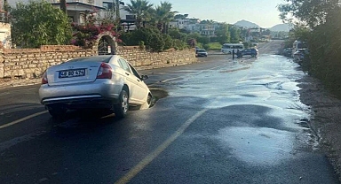 Bodrum'da Yine İsale Hattı Patladı: Seyir Halindeki Araç Çukura Düştü