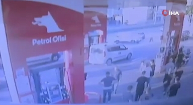 Bursa'da Bir Grup Medeniyetsiz Şehir Eşkıyası Kendilerini Yere Çöp Atmamaları İçin Uyaran Vatandaşı Darp Etti