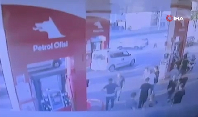 Bursa'da Bir Grup Medeniyetsiz Şehir Eşkıyası Kendilerini Yere Çöp Atmamaları İçin Uyaran Vatandaşı Darp Etti