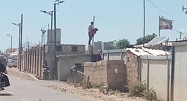 Fırat Kalkanı Harekatı Bölgesinde Sığınmacı Kampında Mübarek Türk Bayrağını İndirdiler
