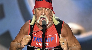 Hulk Hogan, Donald Trump için Üstünü Parçaladı