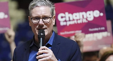 İngiltere'nin Yeni Başbakanı Keir Starmer'in İlk İşi Kaçak Göçmenlerin Ruanda'ya Gönderilmesine Yönelik Yasayı İptal Etmek Oldu