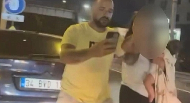 İstanbul Küçükçekmece'de Medeniyet Yoksunu Bir Şahıs, Kucağındaki Bebekle Kaza Yaptıkları Aracın Camını Yumrukladı