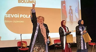 Kars'ta Üniversiteden Mezun Olan 69 Yaşındaki Ayşen Arda İşçi, Diplomasını 'Bozkurt' Yaparak Aldı