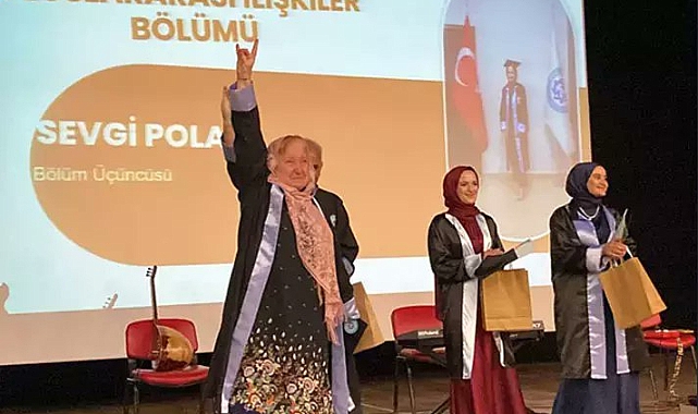 Kars'ta Üniversiteden Mezun Olan 69 Yaşındaki Ayşen Arda İşçi, Diplomasını 'Bozkurt' Yaparak Aldı
