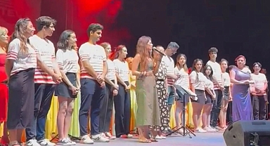 Kim Çağırdı Bu Hadsizi: Yunan Şarkıcı Despina Vandi, Çeşme'de Vereceği Konserde Atatürk Posterinin Asılmasını Kabul Etmeyerek Sahneye Çıkmadı