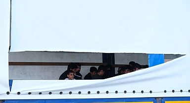 Kırklareli'nde Güvenlik Güçleri Tarafından Yakalanacaklarını Anlayan Kaçak Göçmenlerin Oscarlık Performansı: Seyir Halindeki TIR'dan Atladılar