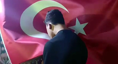 Suriye'nin Kuzeyinde Türk Bayrağına Saldıran Terörist Türk Bayrağını Öpüp Özür Diledi