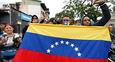 Venezuela'da Tartışmalı Seçimler Sonrası Göstericiler Polisle Çatıştı: Maduro, Muhalifleri 'Darbe Girişimiyle' Suçladı