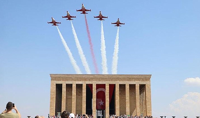 30 Ağustos'ta Görkemli Kutlama: Türk Yıldızları'ndan Anıtkabir'de Saygı Uçuşu