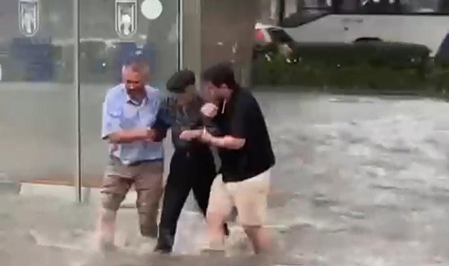 Ankara'da Beklenen Kuvvetli Yağış Başladı: Yollar Göle Döndü, Araçlar Suya Gömüldü