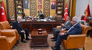 Bahçeli Yine Mesaj mı Veriyor? 17/25'te Durdurduğu Saatle Poz Verdi