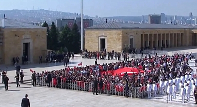 Bu Terbiyesizliğe İyi Alıştılar: Şakşakçılar Anıtkabir'de Yine Erdoğan İçin Slogan Attı