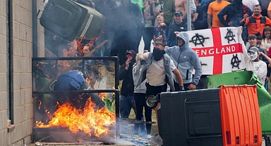 Göçmen Karşıtı Protestoların Ardından İngiltere Hükümeti Özel Eğitimli Polislerden Oluşan 'Daimi Ordu' Kurdu