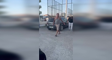 Hatay'da Gözü Dönmüş Bir Araç Sürücüsü, Depremzede Çocukların Velilerine Palayla Saldırdı: 1 Kişi Yaralandı