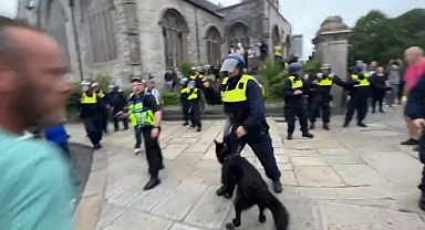 İngiltere'de Göçmen Şiddetine Sessiz Kalan Güvenlik Güçleri Göçmen Şiddetini Protesto Eden Vatandaşlarına Köpeklerle Saldırdı