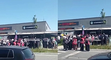 İstanbul'da Mürteciler Starbucks Şubesini Bastı, 'Katil Starbucks, Türkiye'den Defol' Sloganı Attılar