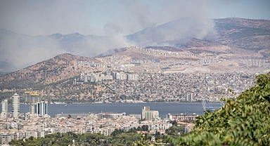 İzmir Karşıyaka'da Çıkan Yangın Yerleşim Yerlerine Sıçradı