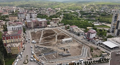 Kürtçü DEM Parti'nin Arsızlıklarına Bir Yenisi Daha Eklendi: Diyarbakır Silvan Belediyesi, 1.Kılıçarslan Kent Meydanının İsmini Kürtçe 'Rindexan' Yaptı 