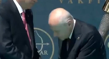 Malazgirt Zaferi'nin Yıldönümü Etkinliklerinde Bahçeli Erdoğan'ın Elini Öpmeye Çalıştı 