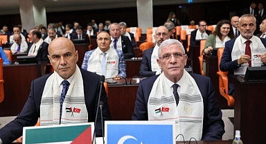 Müsavat Dervişoğlu, Çin'in Doğu Türkistan'daki Soykırımını Destekleyen Mahmud Abbas'ın TBMM'deki Konuşmasına Doğu Türkistan Bayraklarıyla Katıldı