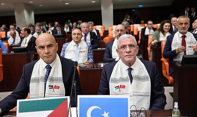 Müsavat Dervişoğlu, Çin'in Doğu Türkistan'daki Soykırımını Destekleyen Mahmud Abbas'ın TBMM'deki Konuşmasına Doğu Türkistan Bayraklarıyla Katıldı