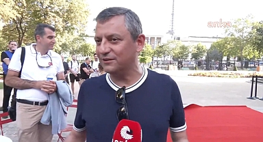 Özgür Özel'den Paris'te 'Instagram Yasağı' Eleştirisi: Tayyip Bey Bizim Telefonları Lanetlemiş, Burada da Instagram Açılmıyor