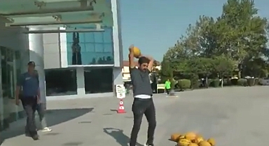 Seyyar Esnaf, AKP'li Belediyenin Önünde İsyan Etti: Malıma Çökmeyin Diyerek Kavunları Parçaladı